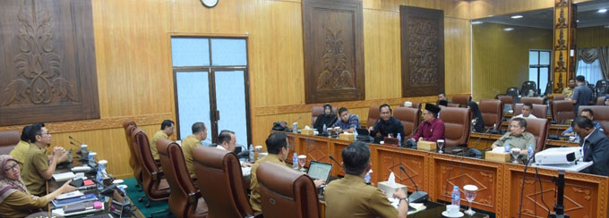 Tim Banggar DPRDÂ  Bengkalis bersama TAPD melakukan pembahasan RAPBD TA 2023 di ruang rapat DPRD Bengkalis, Selasa (15/11/2022)